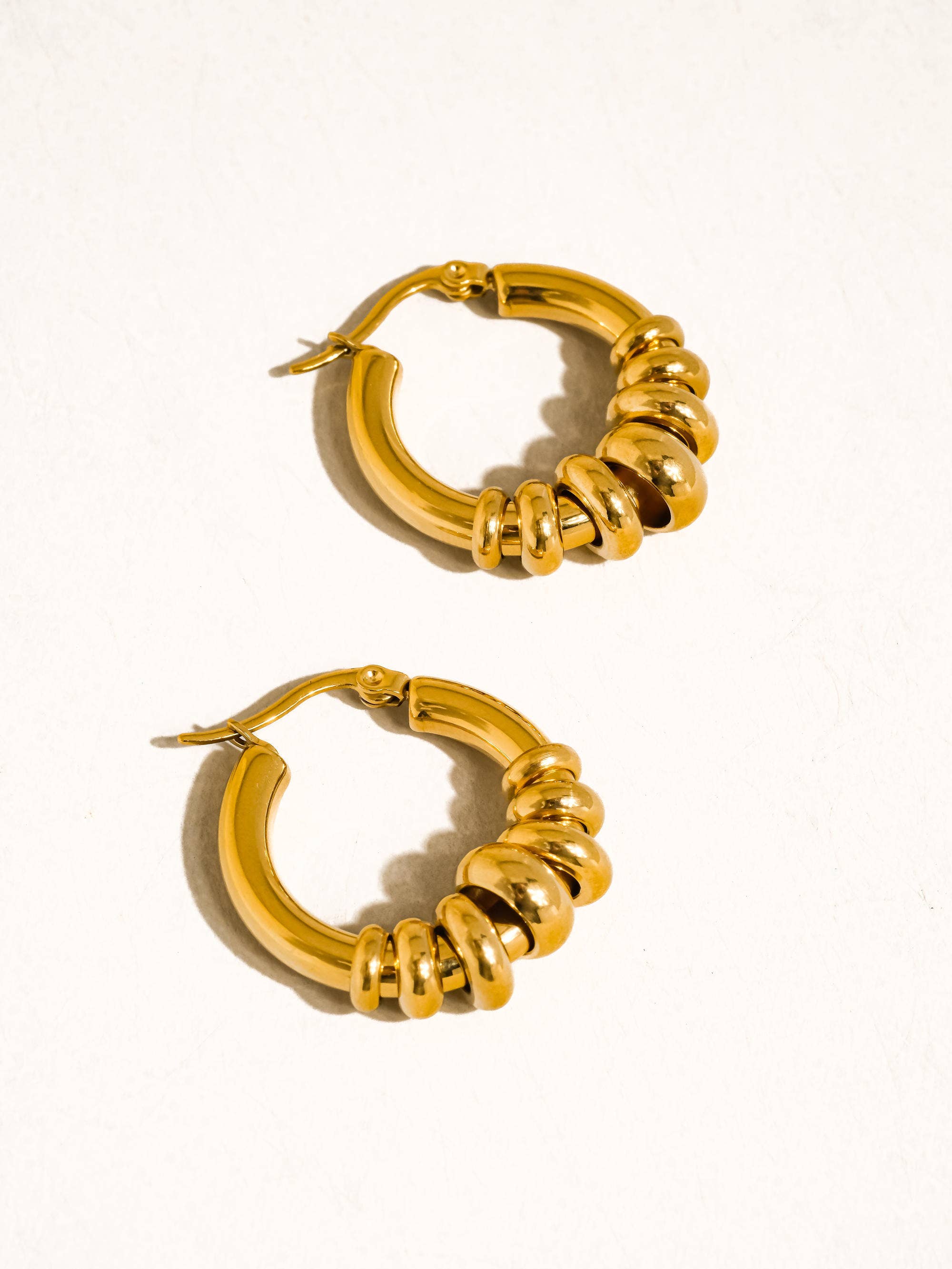 NOVINE 18K GOLD NON-TARNISH TWO TONE HOOP EARRING