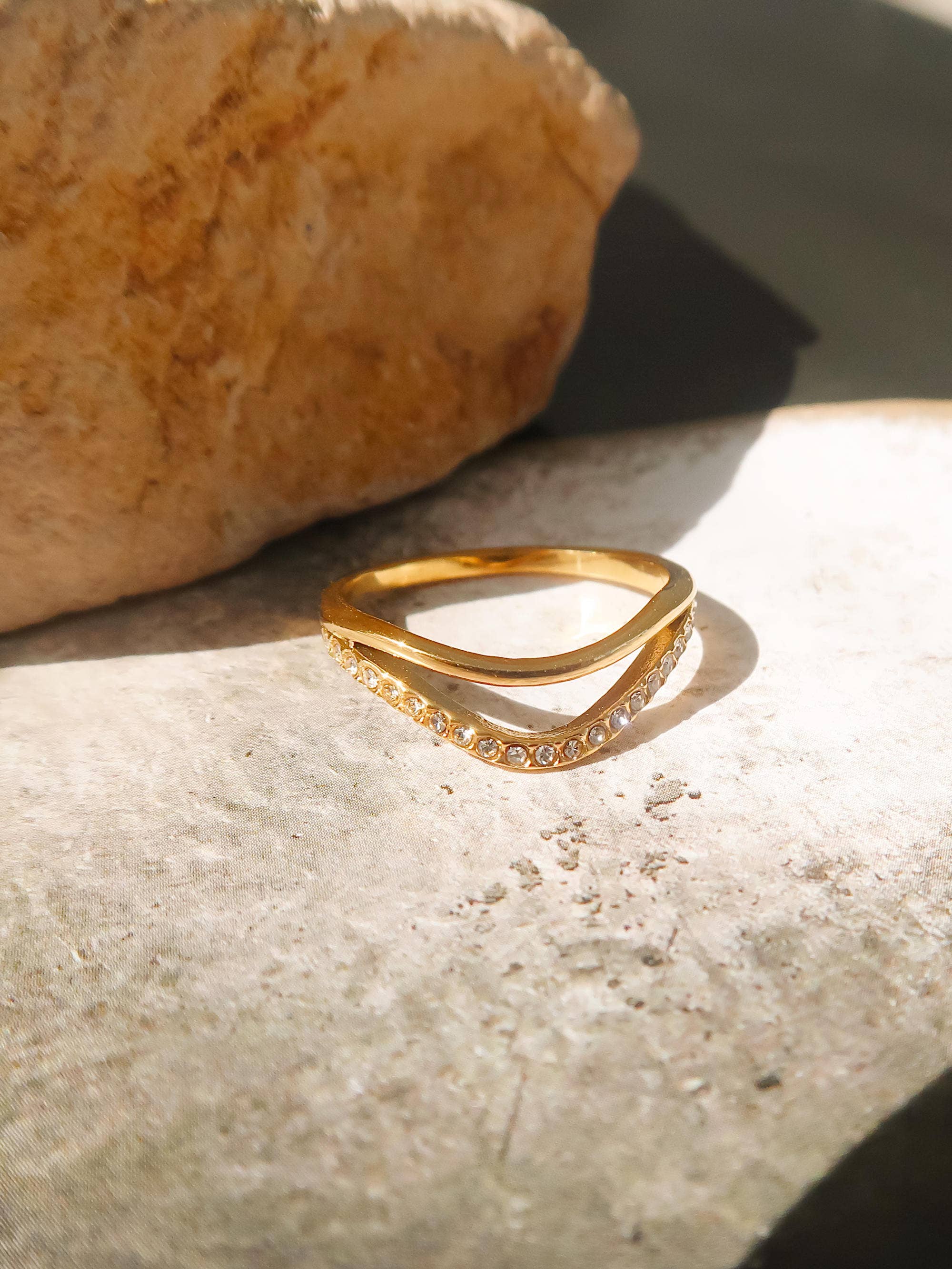 ORLEANS NON-TARNISH LAYERED V RING SIZE 7