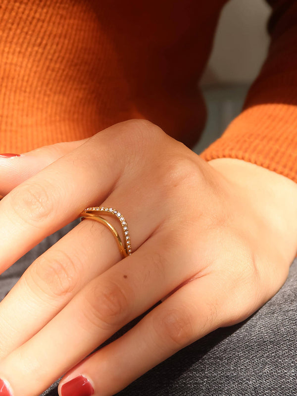 ORLEANS NON-TARNISH LAYERED V RING SIZE 8