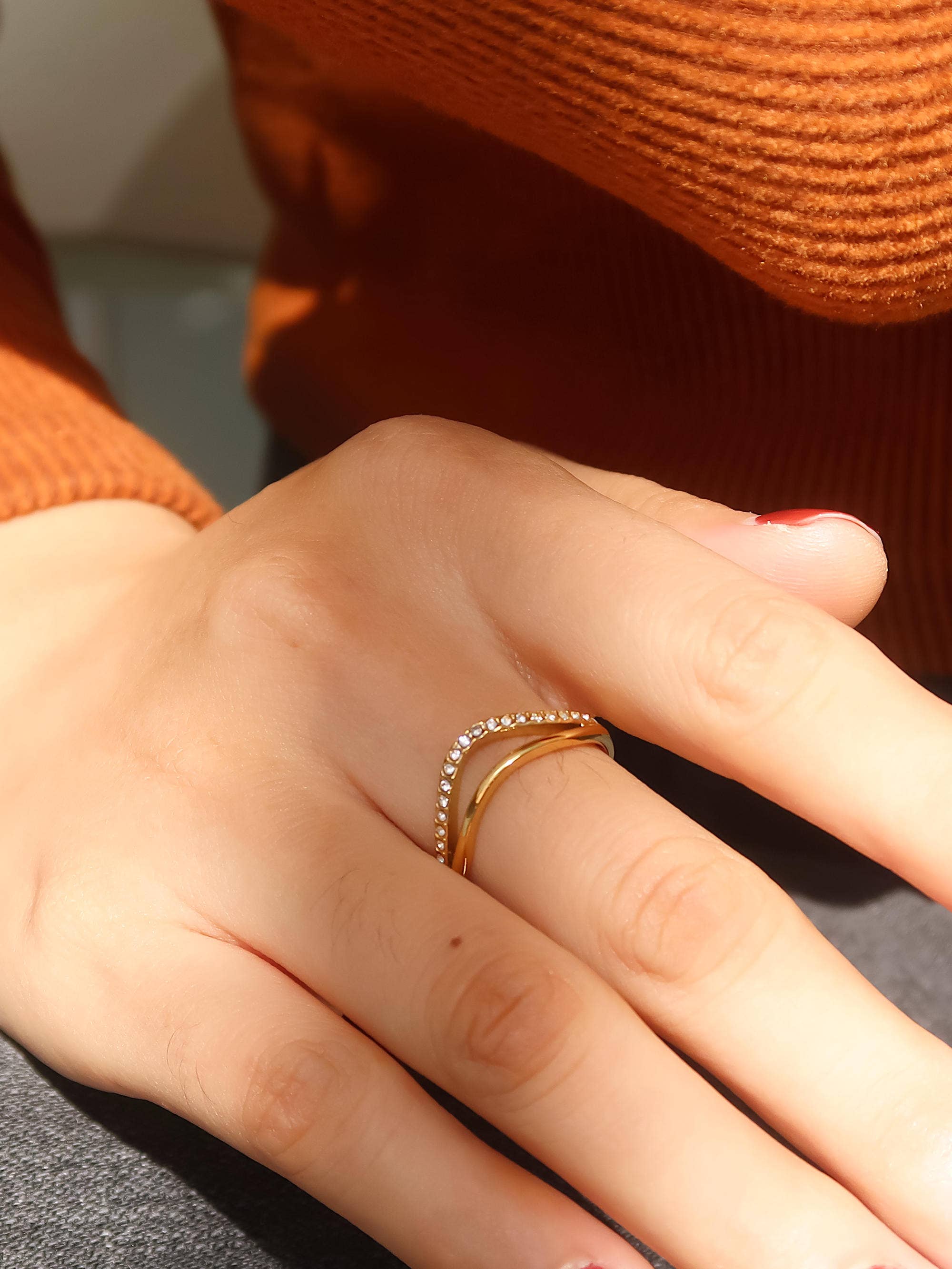 ORLEANS NON-TARNISH LAYERED V RING SIZE 8