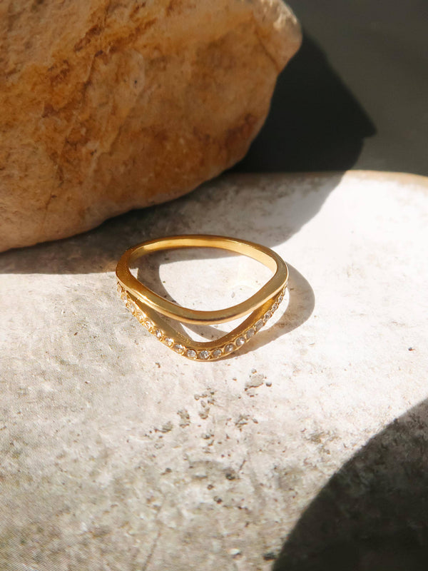 ORLEANS NON-TARNISH LAYERED V RING SIZE 8