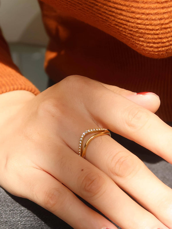 ORLEANS NON-TARNISH LAYERED V RING SIZE 7