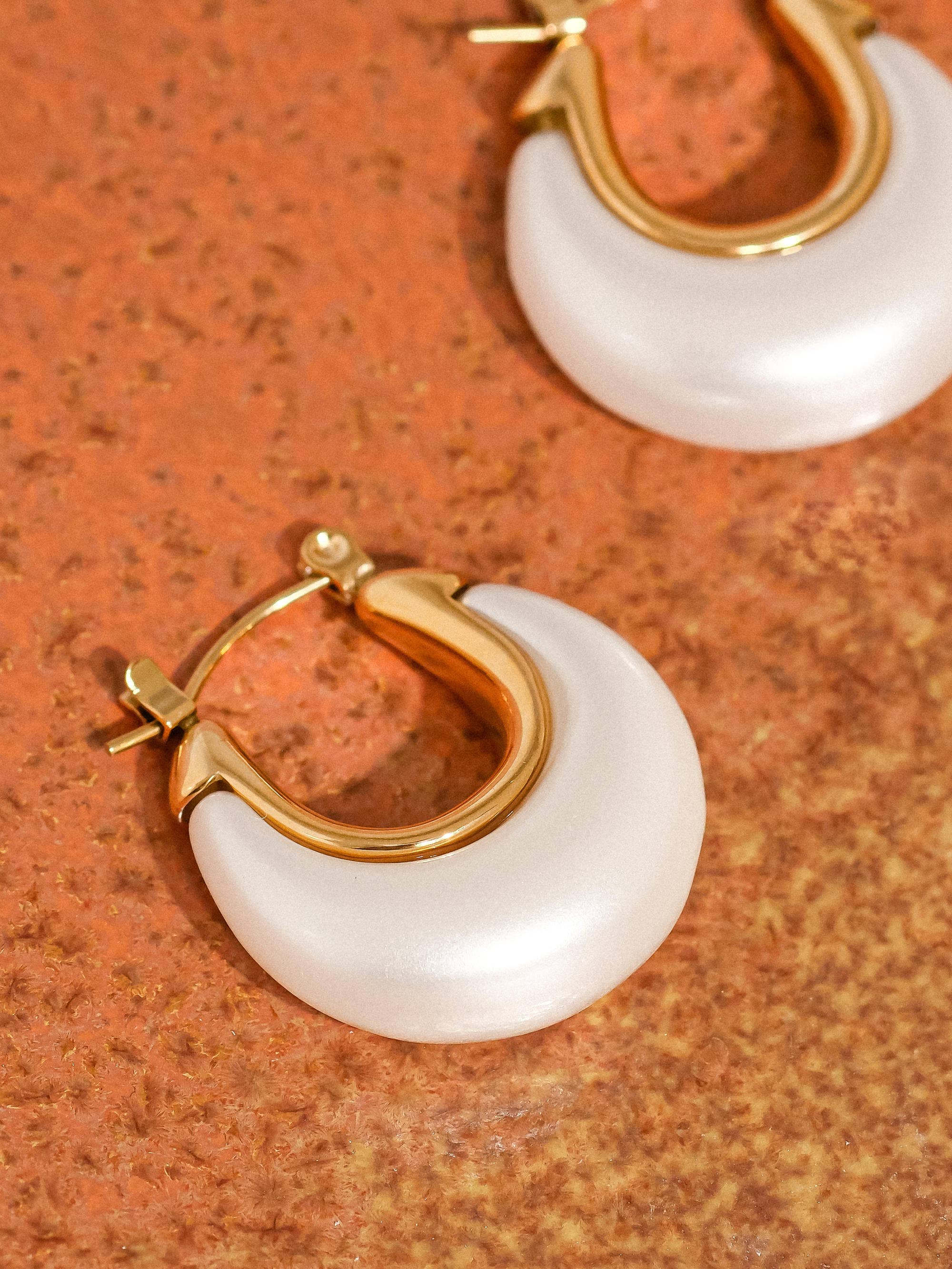 ROSELLE 18K GOLD NON-TARNISH TEARDROP HOOP EARRINGS: WHITE