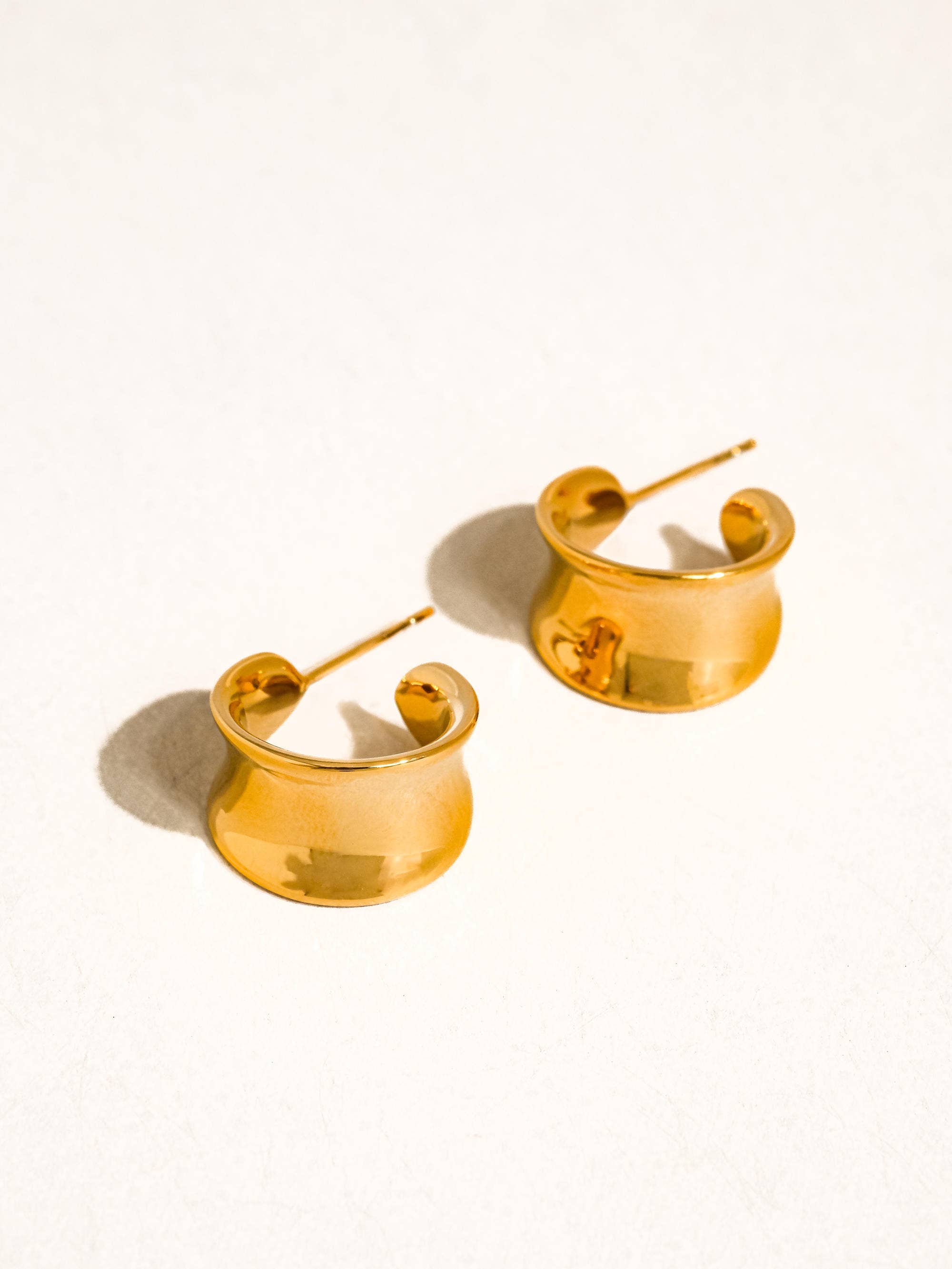YVAINE 18K GOLD NON-TARNISH WIDE DOME HOOP EARRINGS