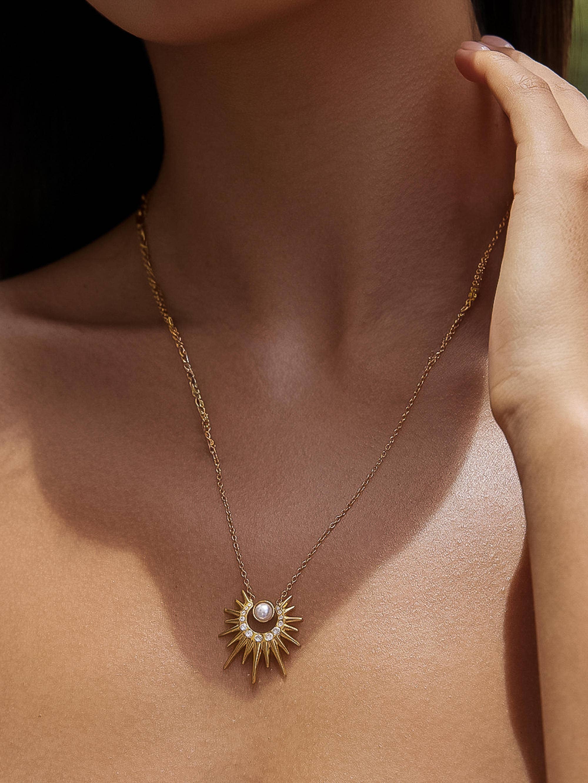 KINDRED 18K GOLD NON-TARNISH PEARL SUNBURST NECKLACE