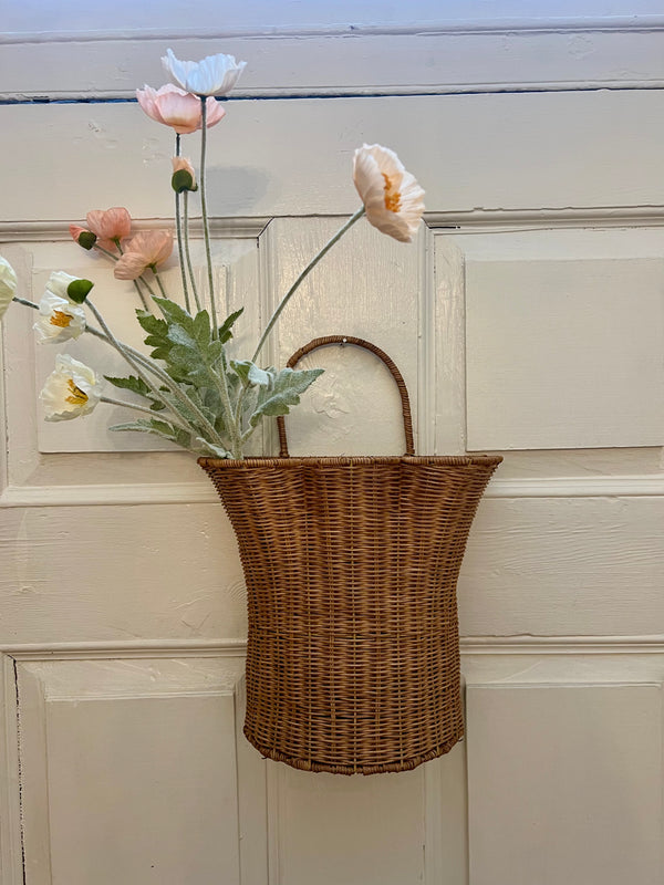 WOVEN RATTAN SCALLOPED WALL HANG BASKET