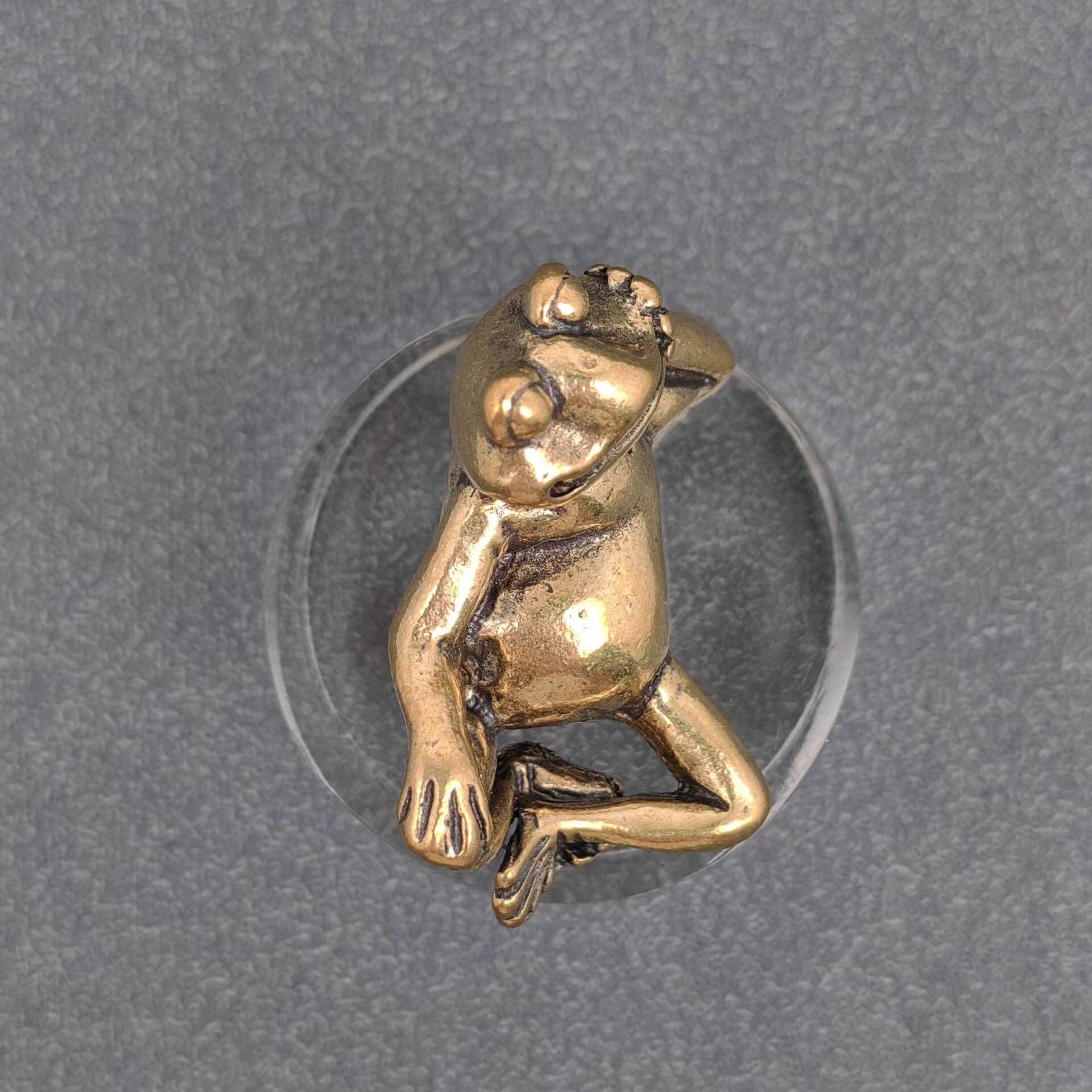 BRASS SIDE-LYING FROG