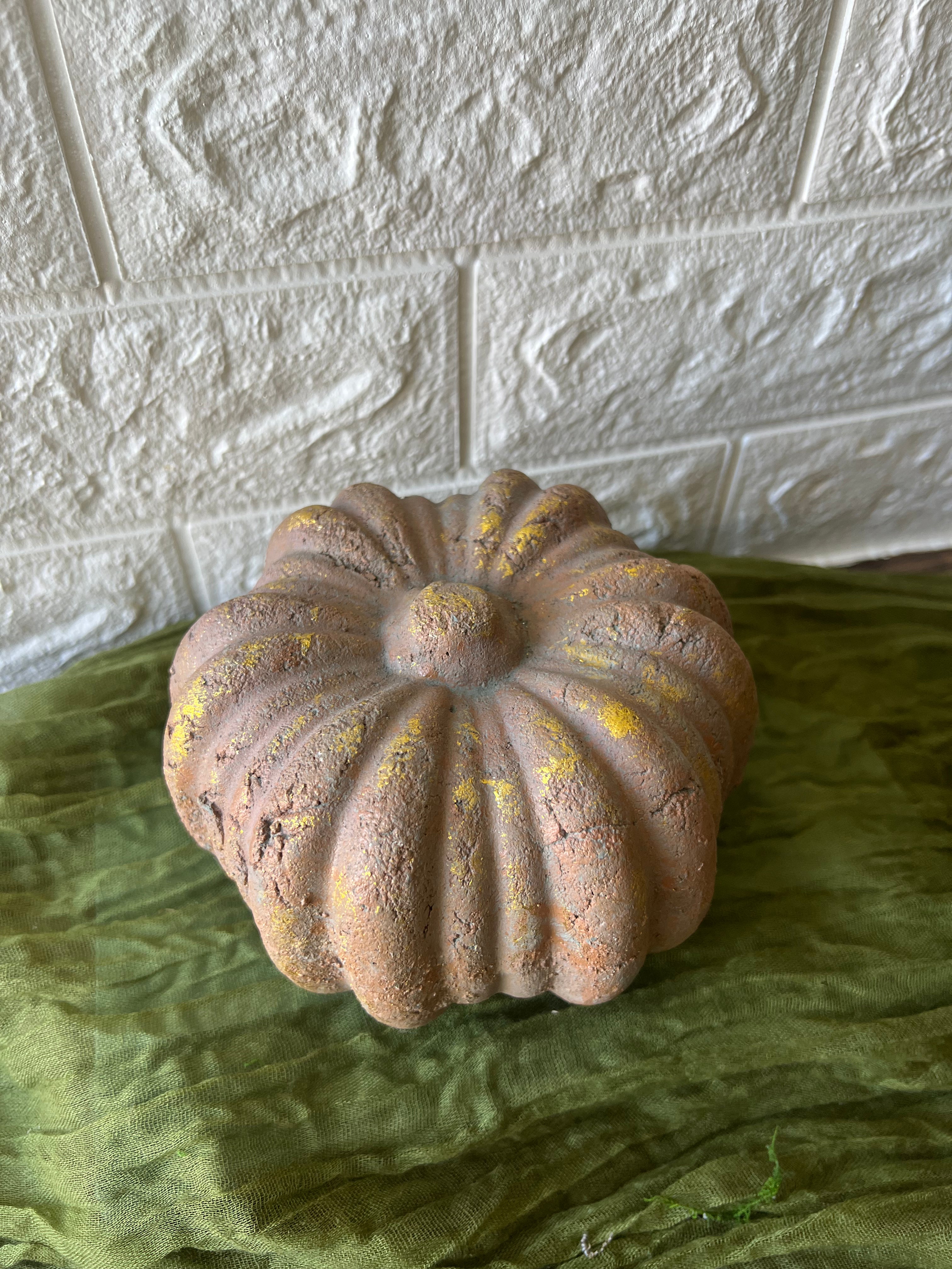 MAE TERRACOTTA CEMENT PUMPKIN