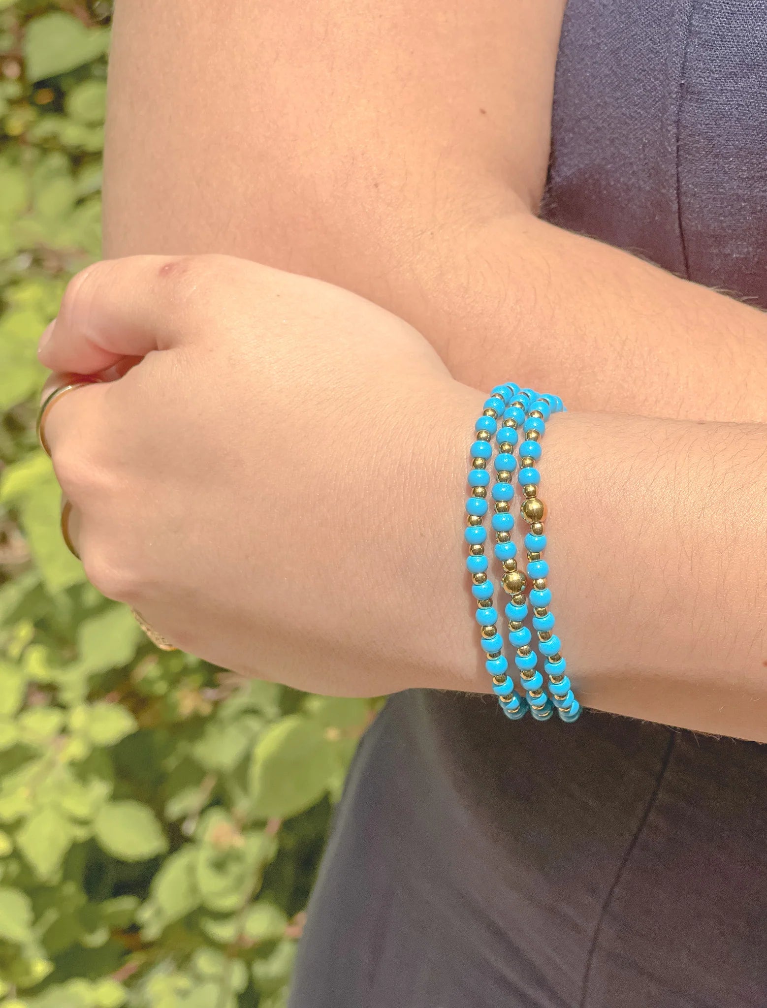 4MM BLUE HOWLITE WITH HEMATITE