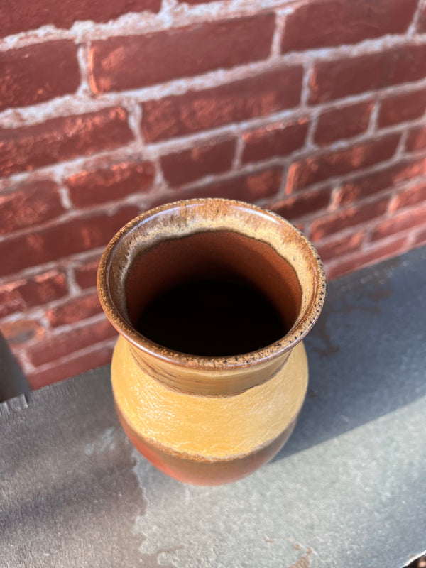 PF SEP/25 #2 SM VASE IRON W/ YELLOW