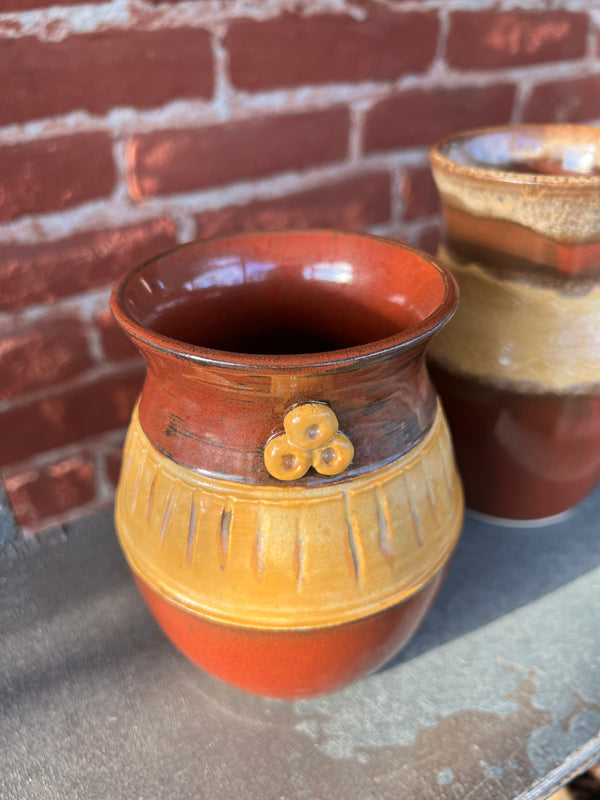 PF SEP/25 #3 SM VASE IRON W/ YELLOW