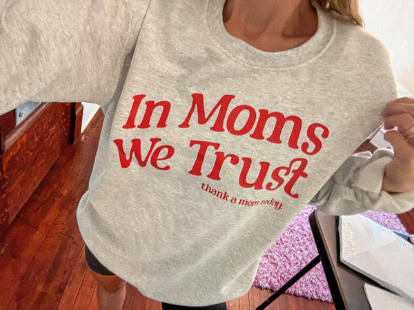 RETRO MOMS WE TRUST SWEATSHIRT