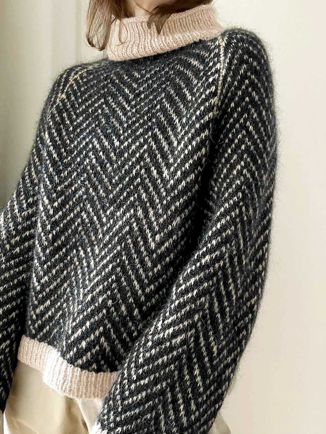 ELEGANT CHEVRON PATTERN KNIT TURTLENECK SWEATER: BLACK