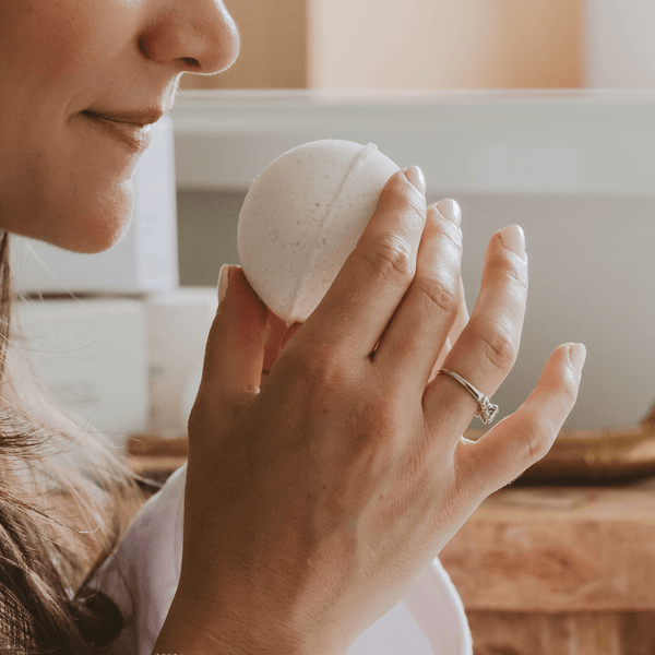 WHITE TEA AND JASMINE 4.6 OZ BATH BOMB