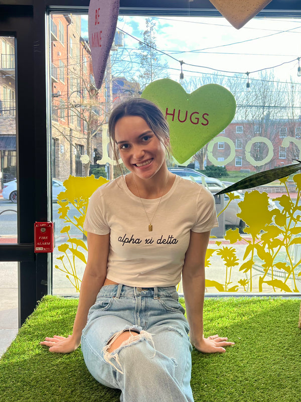 ALPHA XI DELTA SCRIPT CROP TEE