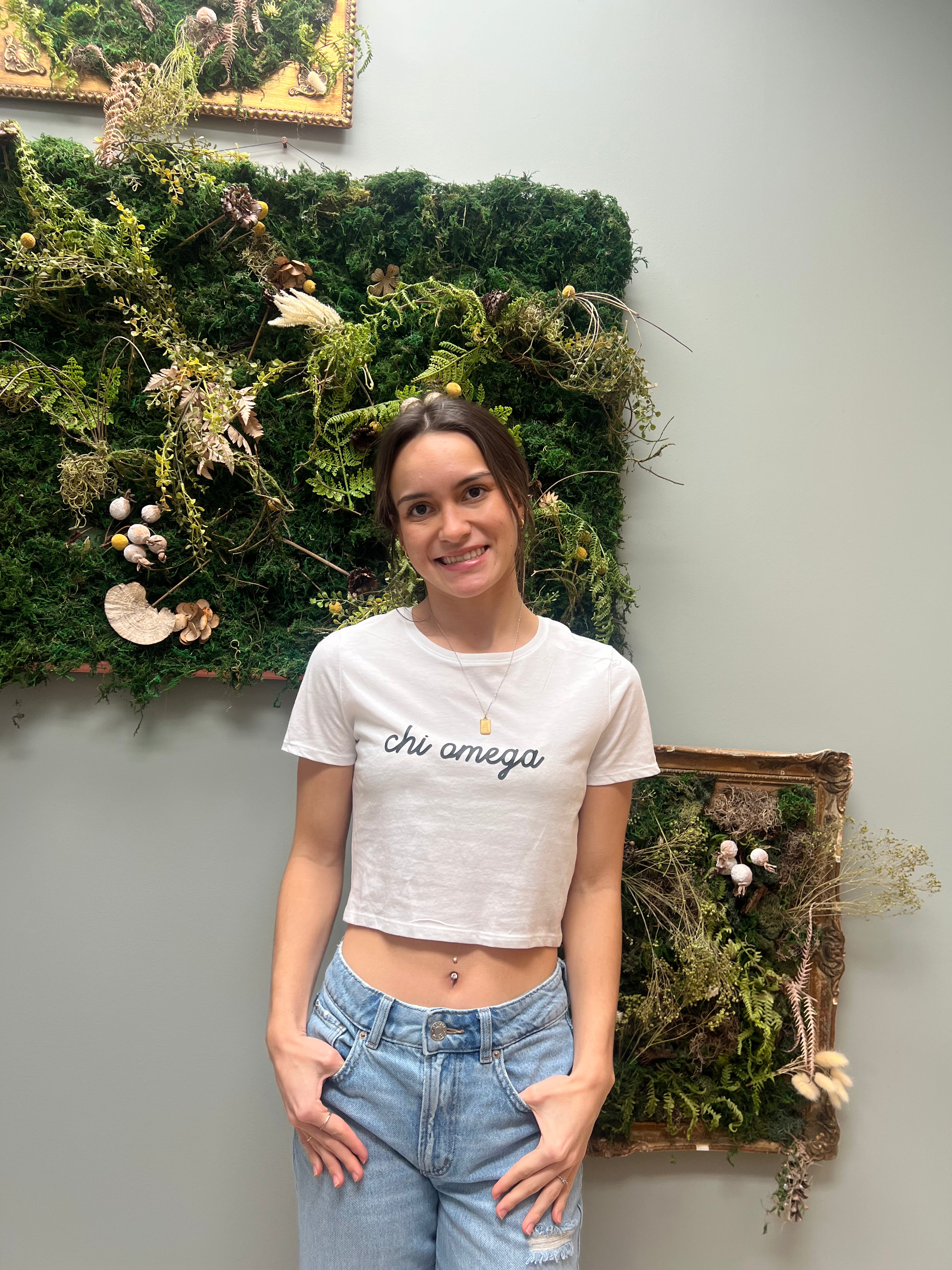 CHI OMEGA SCRIPT CROP TEE