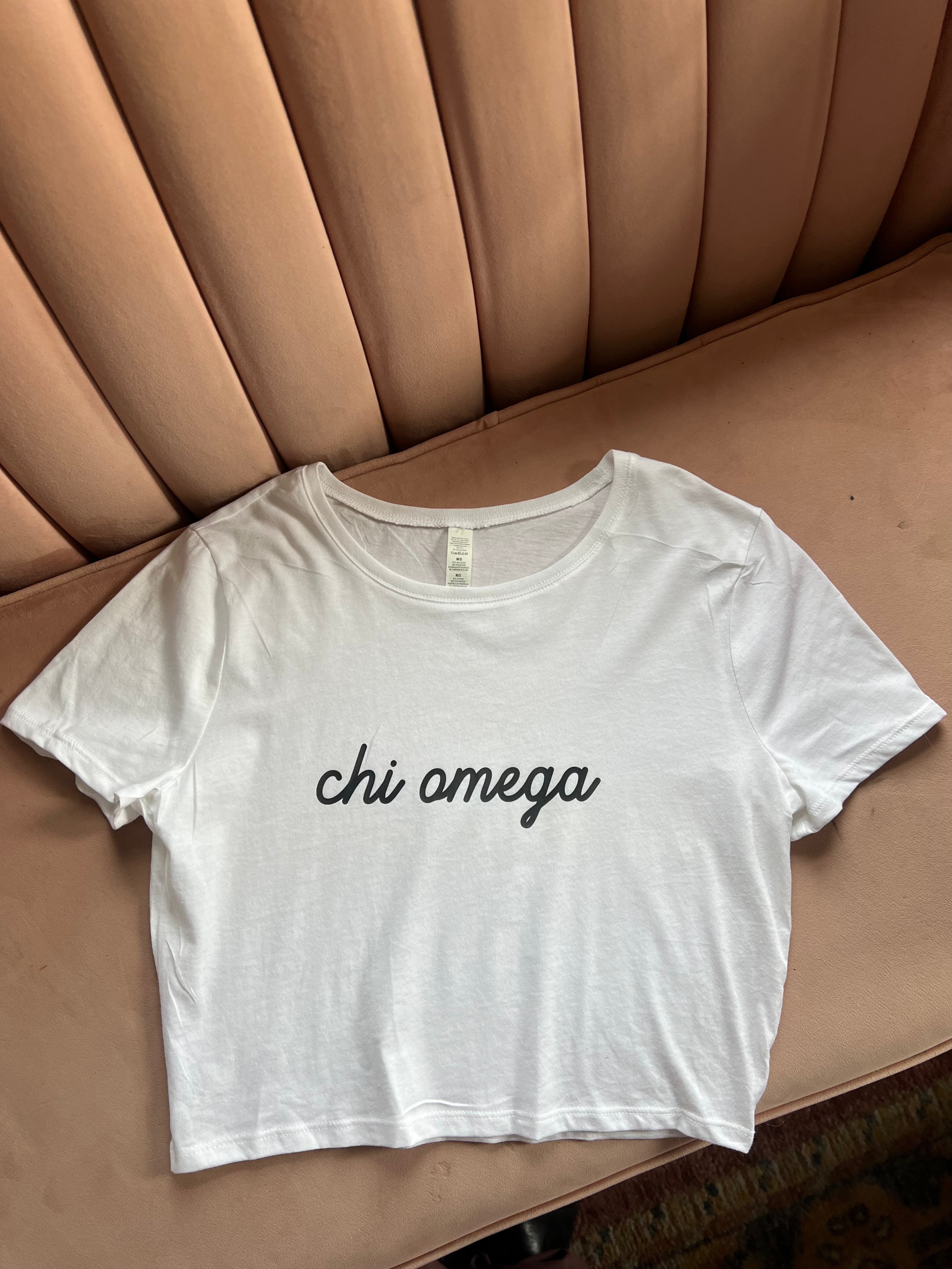 CHI OMEGA SCRIPT CROP TEE