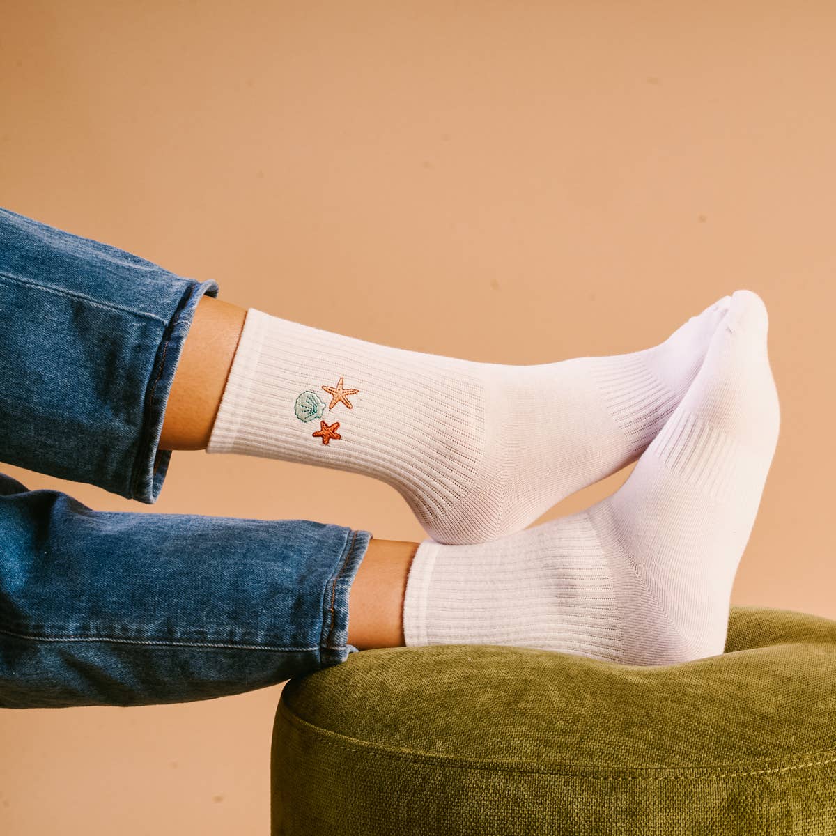 EMBROIDERED CREW SOCKS-SEASHELLS