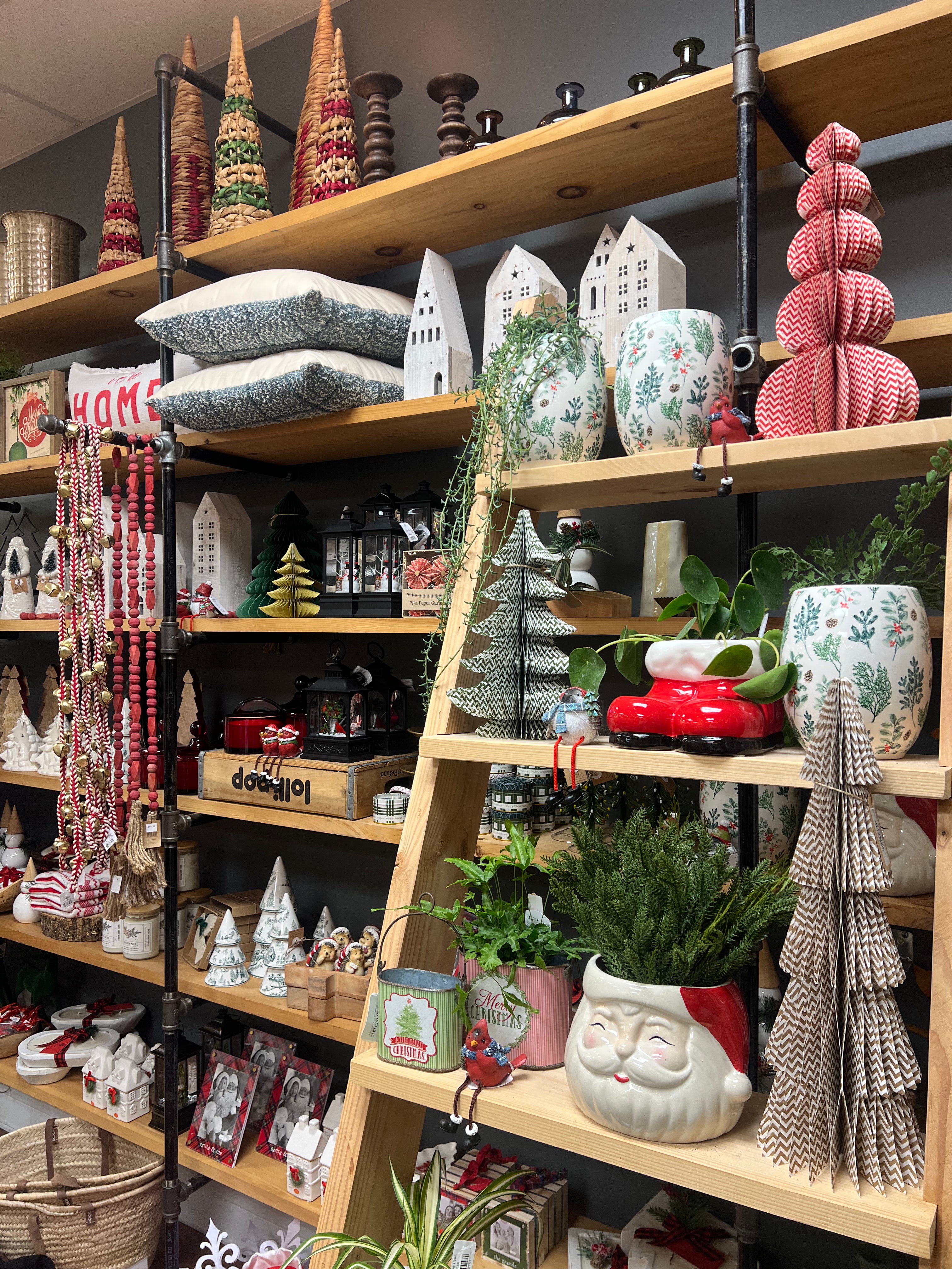 DOL CHRISTMAS HOLLY VASE