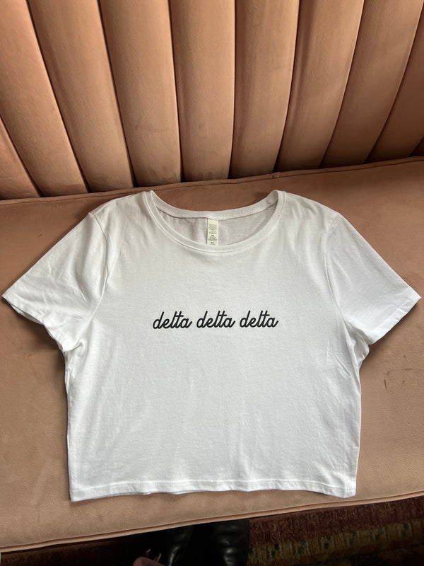 DELTA DELTA DELTA SCRIPT CROP TEE