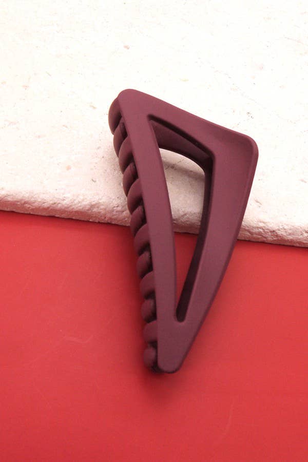 MATTE OFF-TRIANGLE HAIR CLAW CLIPS