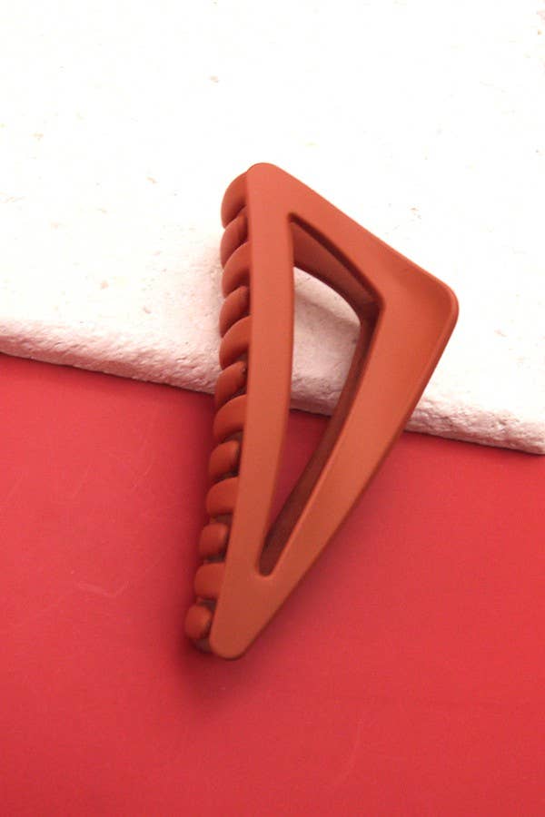 MATTE OFF-TRIANGLE HAIR CLAW CLIPS