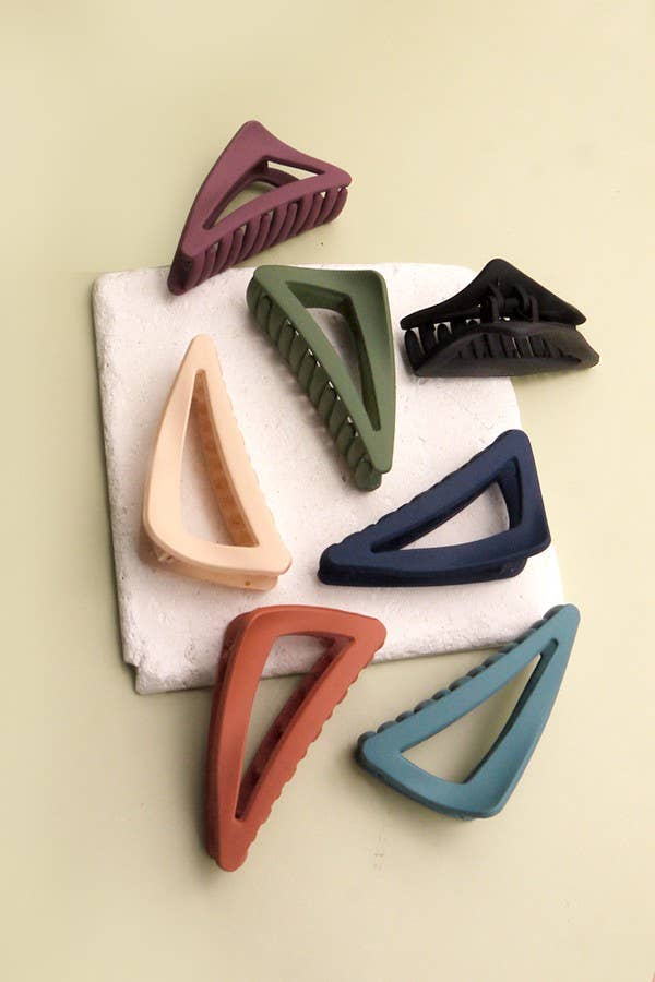 MATTE OFF-TRIANGLE HAIR CLAW CLIPS