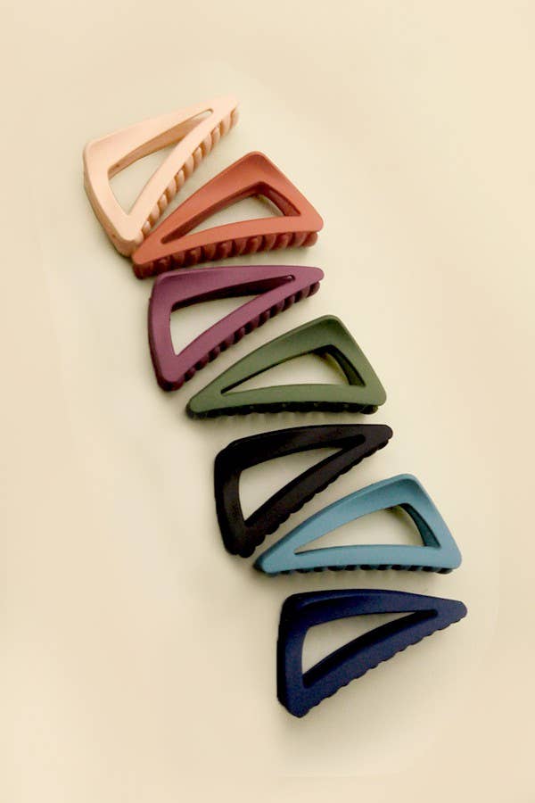 MATTE OFF-TRIANGLE HAIR CLAW CLIPS