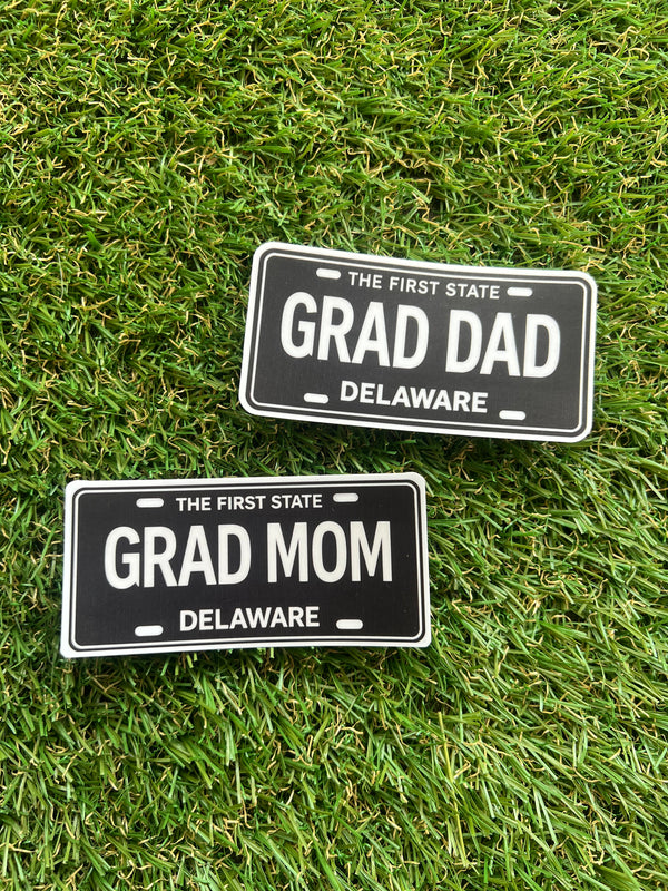 BLACK & WHITE GRAD MOM PLATE STICKER