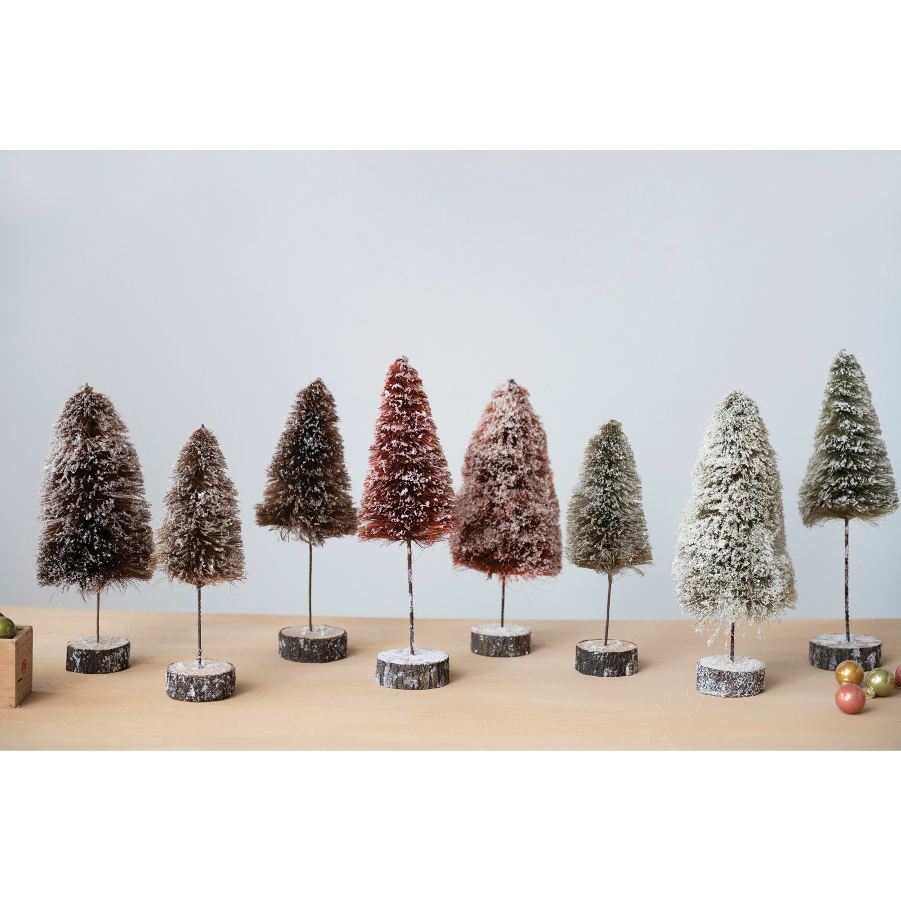 SISAL BOTTLE BRUSH TREE WITH WOOD SLICE BASE, SNOW FINISH