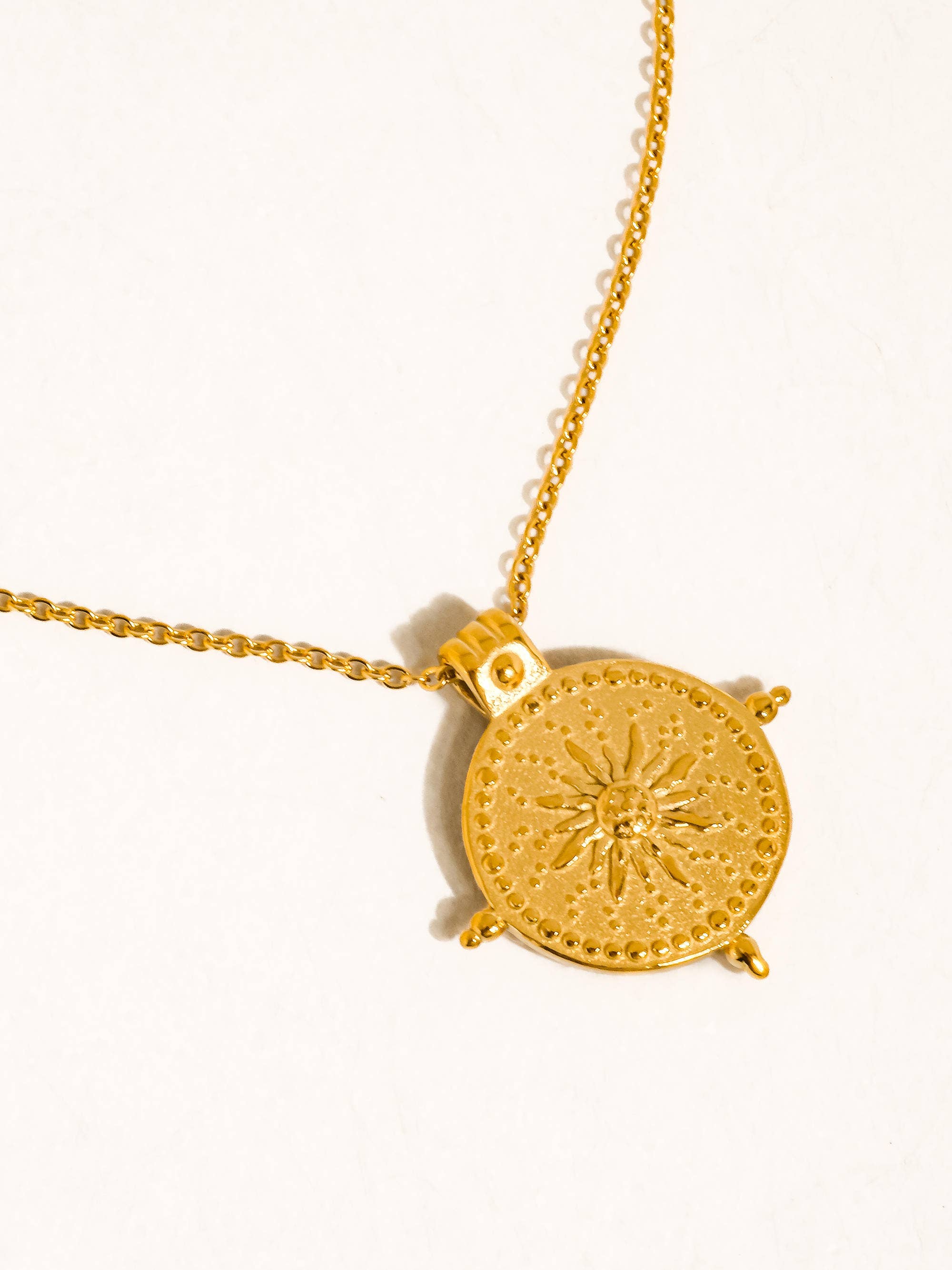 BÉRYL 18K GOLD NON-TARNISH MEDALLION PENDANT NECKLACE