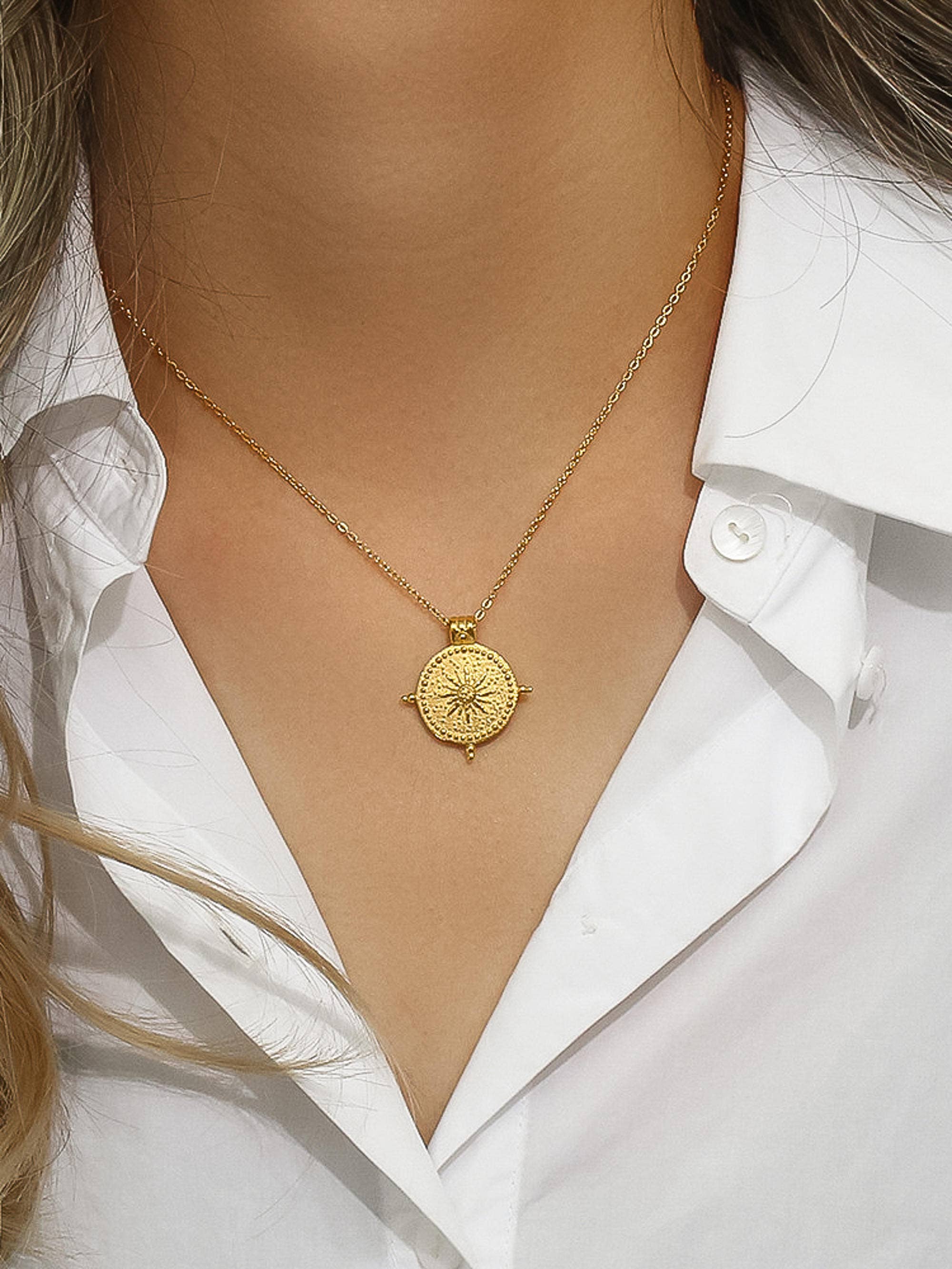 BÉRYL 18K GOLD NON-TARNISH MEDALLION PENDANT NECKLACE