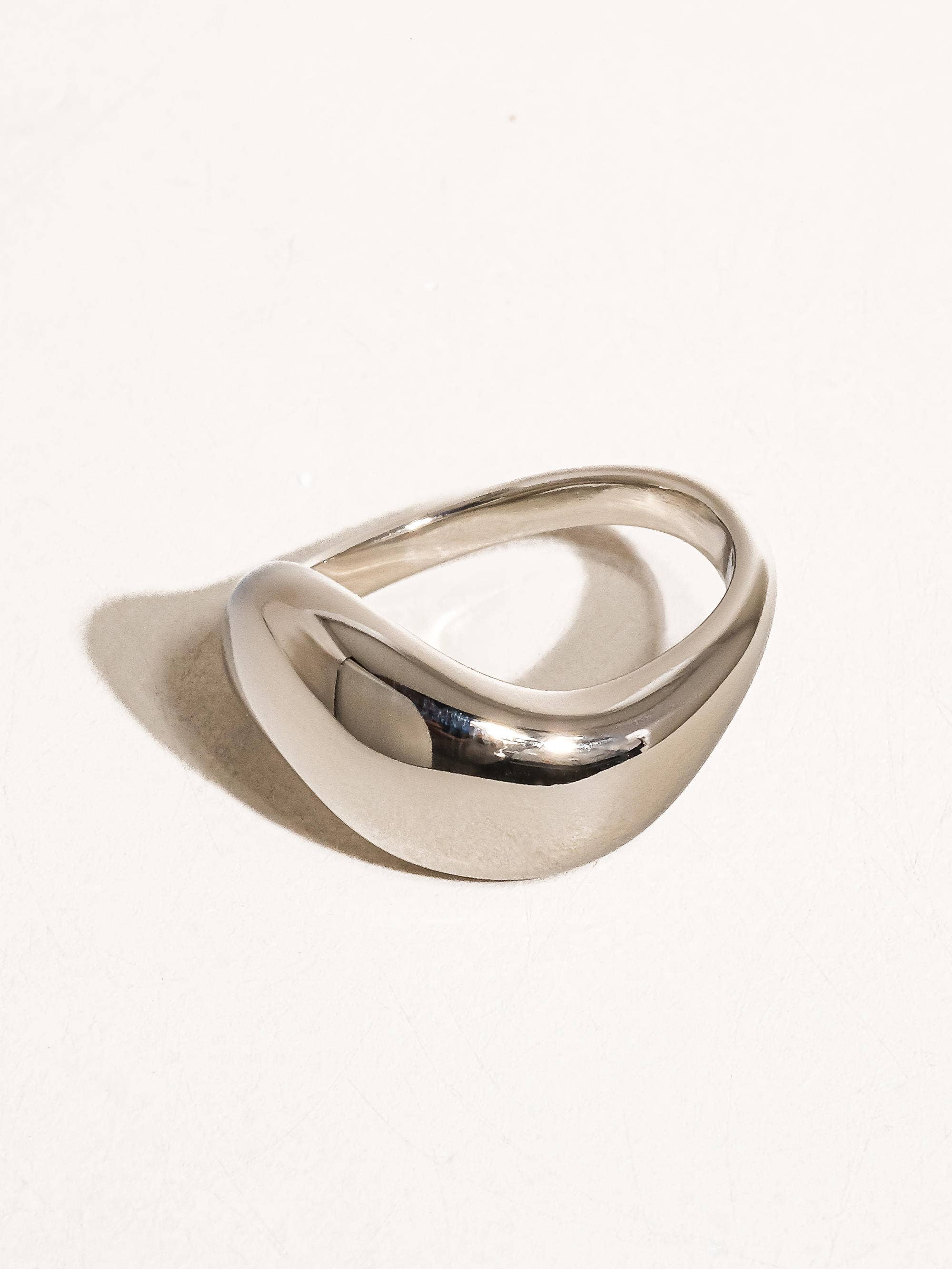 ERIN 18K NON-TARNISH CLASSIC WAVY BAND: SILVER