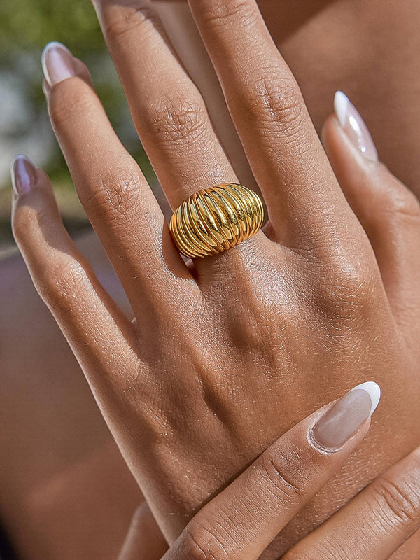 GIVERNY 18K GOLD NON-TARNISH RIBBED DOME RING