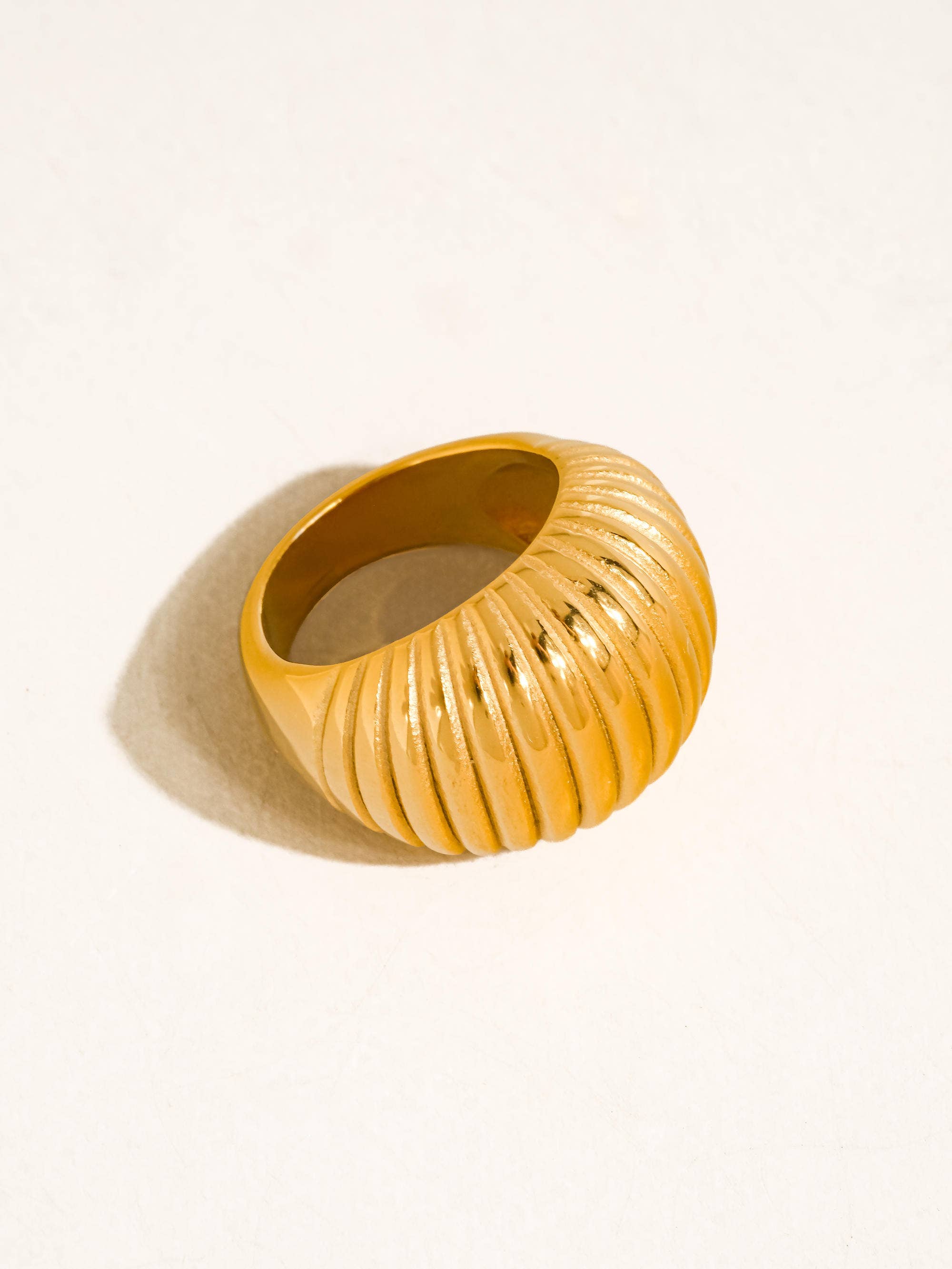GIVERNY 18K GOLD NON-TARNISH RIBBED DOME RING