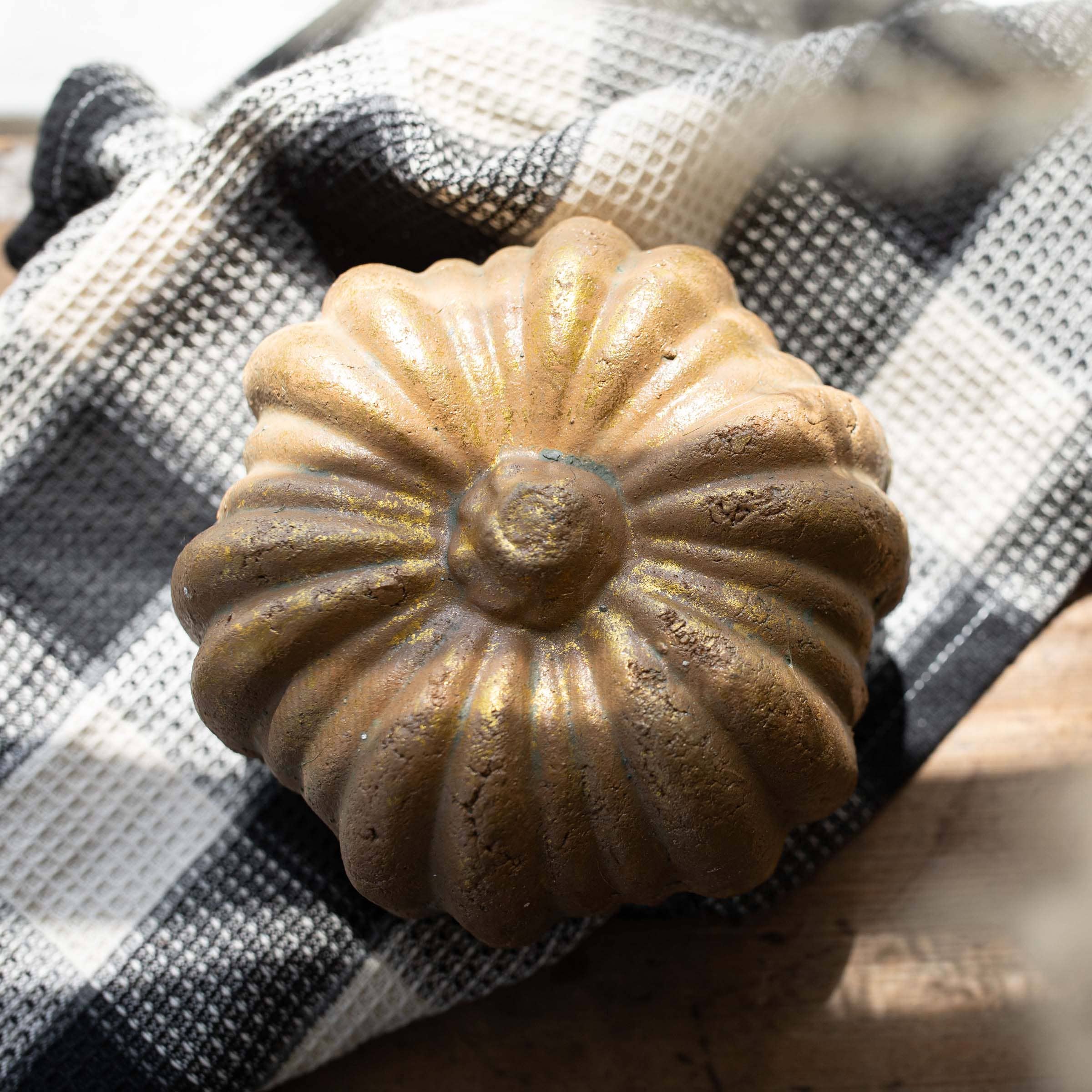 MAE TERRACOTTA CEMENT PUMPKIN